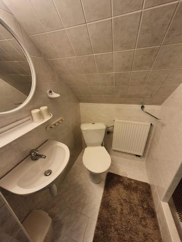 2 twin beds, 1 sofa bed