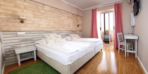 Double or Twin Room with Balcony image 8