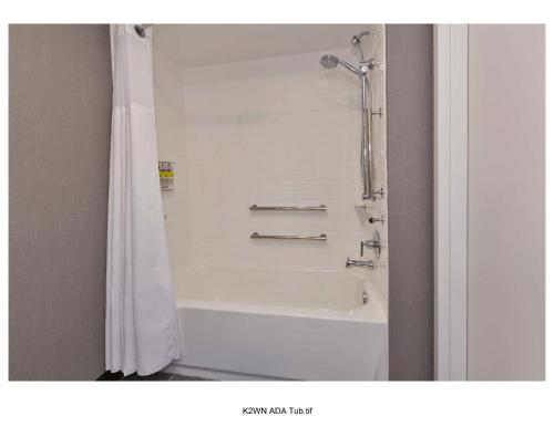 Studio Twin Suite with Accessible Tub - Non-Smoking