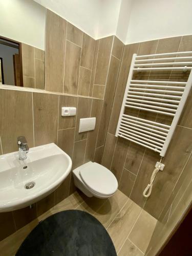 ห้องน้ำ, Yellow Ski Apartments in โรคีท์นิซ นาด จิเซรู