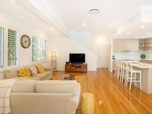Benton House - Pet Friendly - 1 Min Walk to Beach