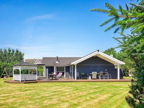 8 person holiday home in Nexø-By Traum - Location saisonnière - Neksø