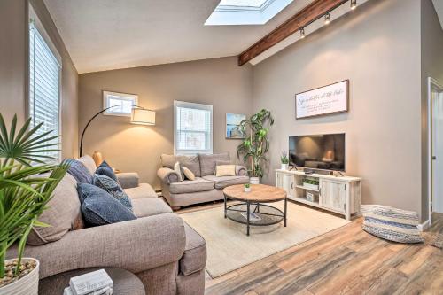Pet-Friendly Poconos Cabin with Deck and Fire Pit! in Gouldsboro, Vereinigte Staaten von Amerika