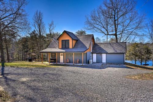 Lakefront Cabin with Deck, Fire Pit in Trenton! in Trenton, USA