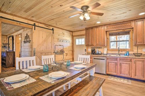 Lakefront Cabin with Deck, Fire Pit in Trenton! in Trenton, USA