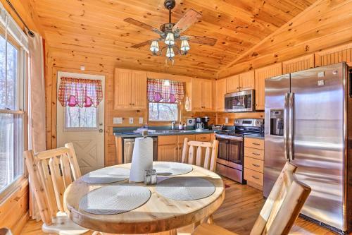Serenity Cabin with Furnished Deck in Mineral Bluff, USA