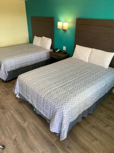 2 queen beds