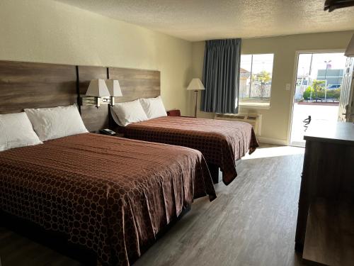 2 queen beds