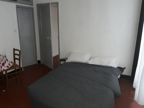Studio type marseillais dans quartier commercant