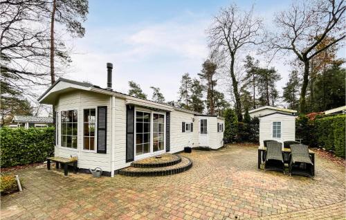  Amazing StaCaravan In Beekbergen With Kitchen, Unterkunft in Beekbergen