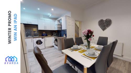 Free WiFi, Parking - Entire House near City & Station gîte à louer Leyland