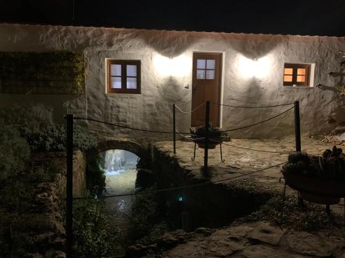  The Watermill - O Moinho da Ribeira, Ferienwohnung in Porto de Mós
