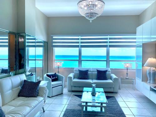Large luxurious direct ocean front Penthouse or Deluxe one bedroom ocean front condo-free parking- - 전망
