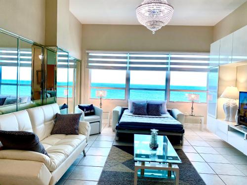 Large luxurious direct ocean front Penthouse or Deluxe one bedroom ocean front condo-free parking- - 전망