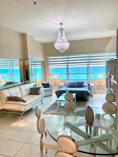 Large luxurious direct ocean front Penthouse or Deluxe one bedroom ocean front condo-free parking- - 편의 시설/서비스
