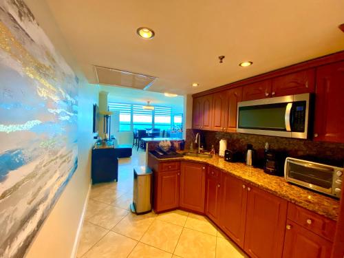 Large luxurious direct ocean front Penthouse or Deluxe one bedroom ocean front condo-free parking- - 편의 시설/서비스