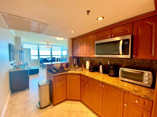 Large luxurious direct ocean front Penthouse or Deluxe one bedroom ocean front condo-free parking- - 편의 시설/서비스