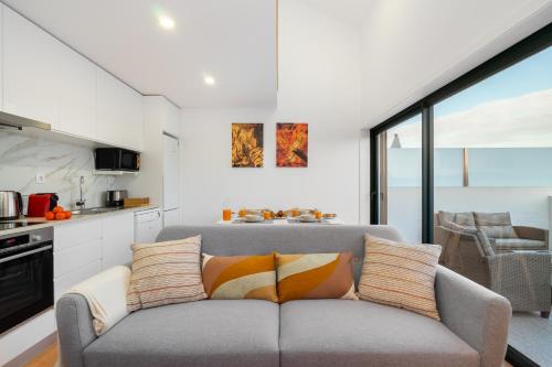 WHome Riverside View Premium Apartment w/ AC & Terrace 3