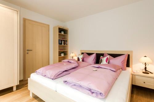 1 queen bed, 1 sofa bed