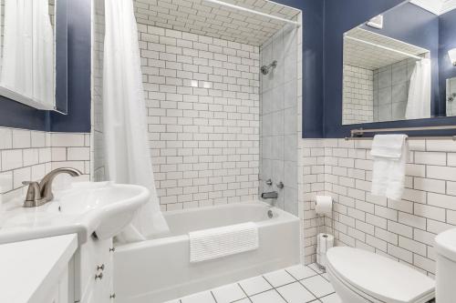 Bright & Spacious 2BR Apt with Netflix, near DT Hamilton!