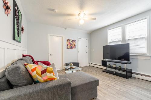Warm & Cozy 2BR Apt with Netflix, near DT Hamilton!