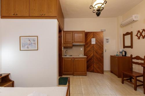 Standard Twin Room image 10