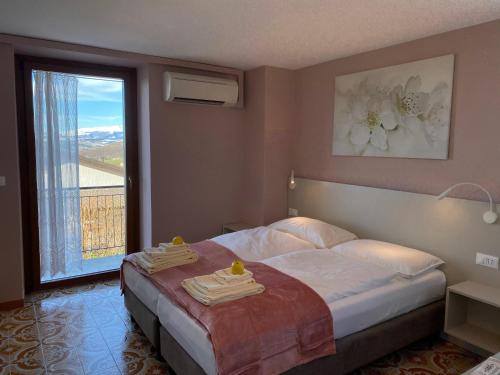 Double or Twin Room with Mountain View