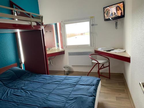 1 double bed, 1 bunk bed