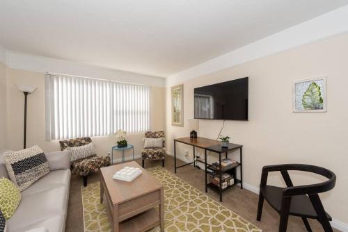 Modern Zen 1BR- Near SeaWorld + Pool and Gym