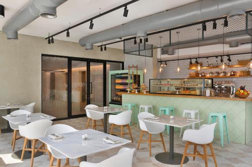 Restaurant, DoubleTree by Hilton Abu Dhabi Yas Island Residences in Yas Island