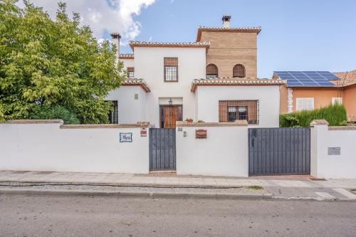  Villa María, Piscina y Spa exterior privado, Unterkunft in Belicena