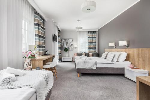 1 queen bed, 1 twin bed, 1 sofa bed