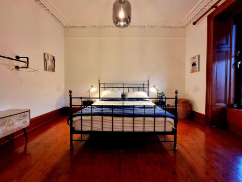 Luxury 2 bedroom city centre apartment with panoramic views and high ceilings 4