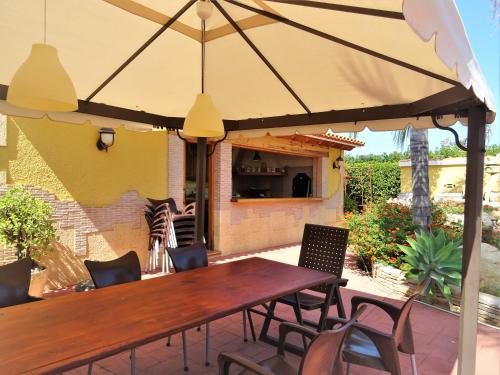 Villa with private pool and tennis court 150 metres from the sea-Villa el Olivo