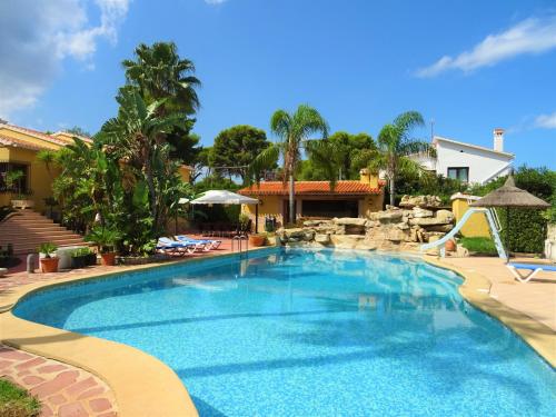 Villa with private pool and tennis court 150 metres from the sea-Villa el Olivo