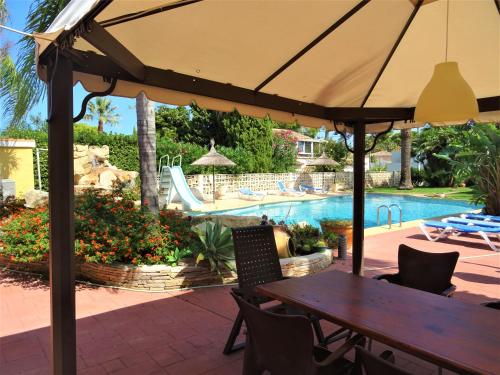 Villa with private pool and tennis court 150 metres from the sea-Villa el Olivo