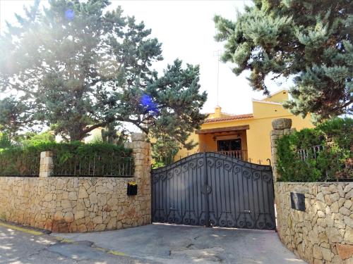 Villa with private pool and tennis court 150 metres from the sea-Villa el Olivo