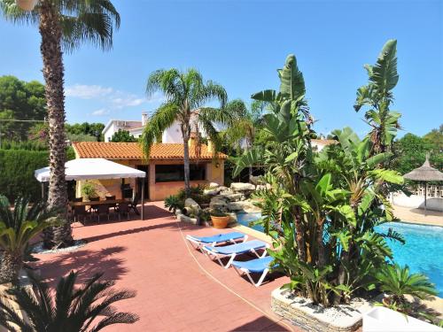 Villa with private pool and tennis court 150 metres from the sea-Villa el Olivo