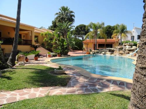 Villa with private pool and tennis court 150 metres from the sea-Villa el Olivo