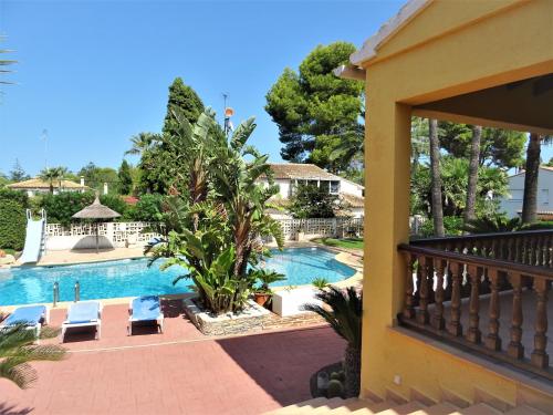 Villa with private pool and tennis court 150 metres from the sea-Villa el Olivo