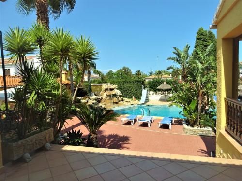 Villa with private pool and tennis court 150 metres from the sea-Villa el Olivo