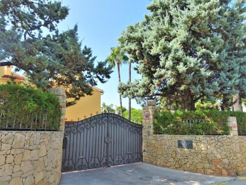 Villa with private pool and tennis court 150 metres from the sea-Villa el Olivo