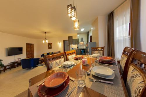 Nairobi Elegant 2-bedroom Apartment with pool/gym