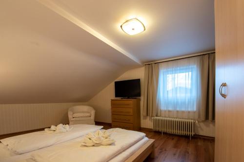 2 bedrooms, 5 beds