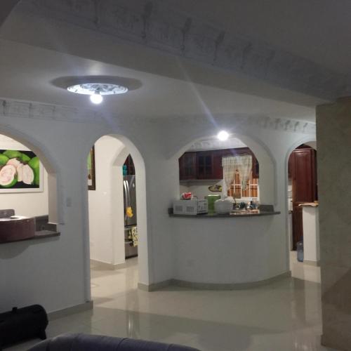 espaciosa casa de dos niveles en zona tranquila