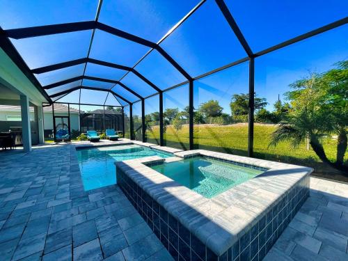 Swimming pool, New house in Naples Reserve, Heated Pool. Close to 5th Ave, Marco Island, beach in Lely Resort (FL)