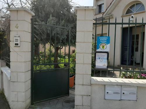 LE CLOS D'HERBLAY Chambres d'Hôtes chambre d'hôte Conflans-Sainte-Honorine