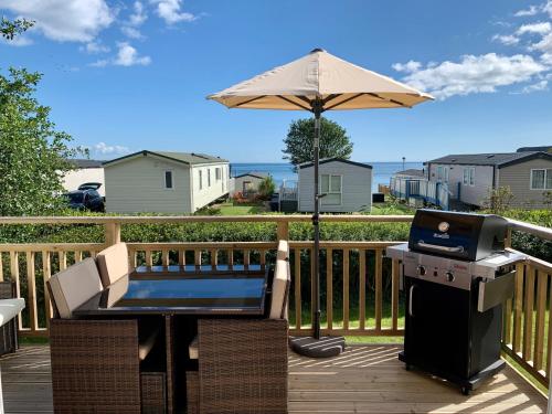 Lydstep Beach BayView 3-Bedroom Holiday Home