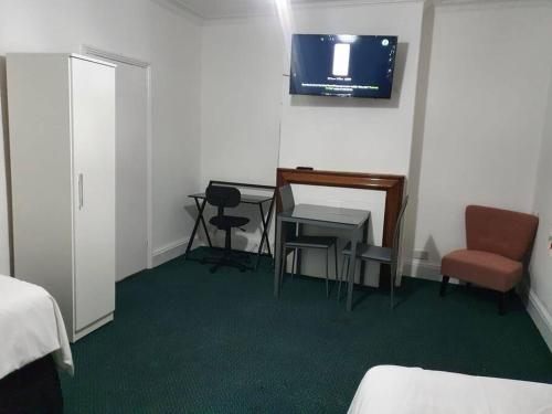 Hosting With Love & Charm - 2 Minute walk To tube & bus stops and big shops