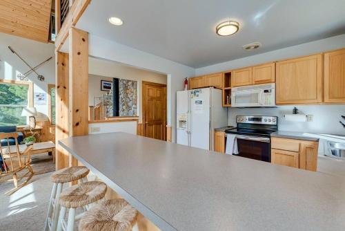 Hot Tub Cool Views: Roaring Creek Cabin thumb 4